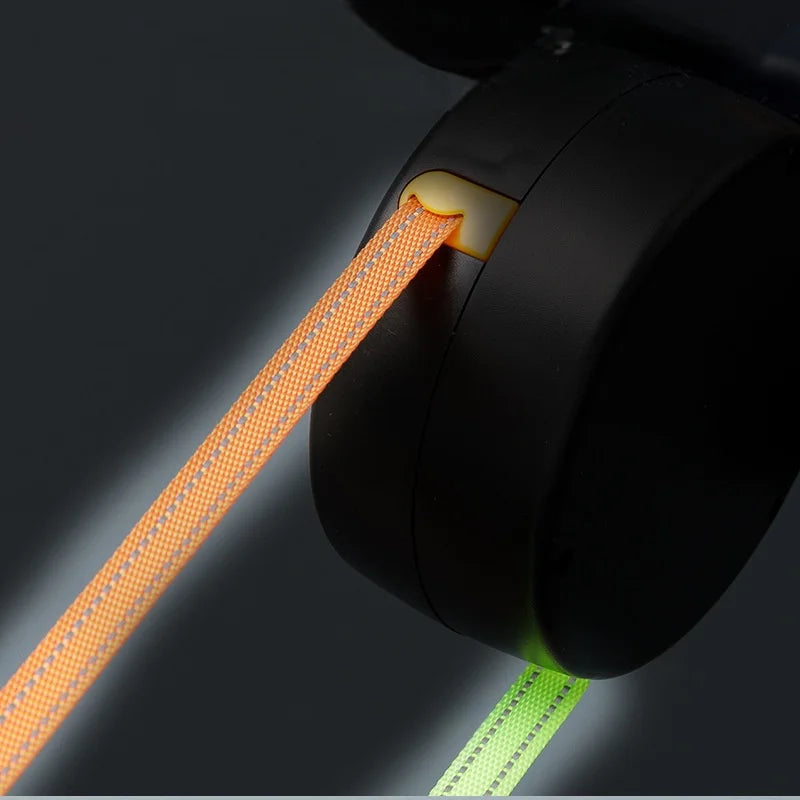Guia Dupla Retrátil 360° com LED — Passeia com dois cães sem enroscar, seguro à noite
