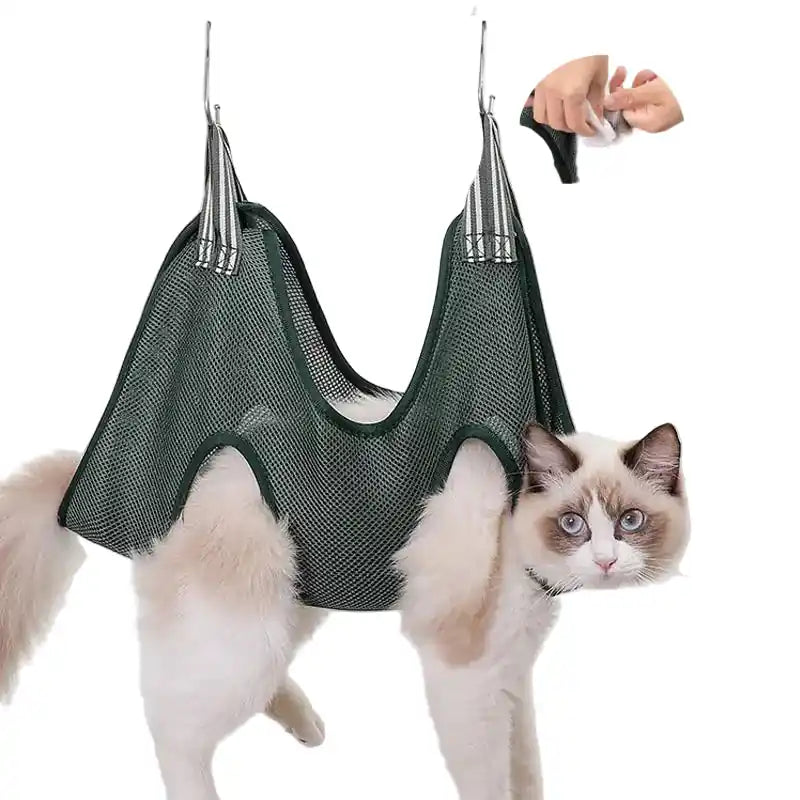 Gato na rede de grooming com patas acessíveis para corte