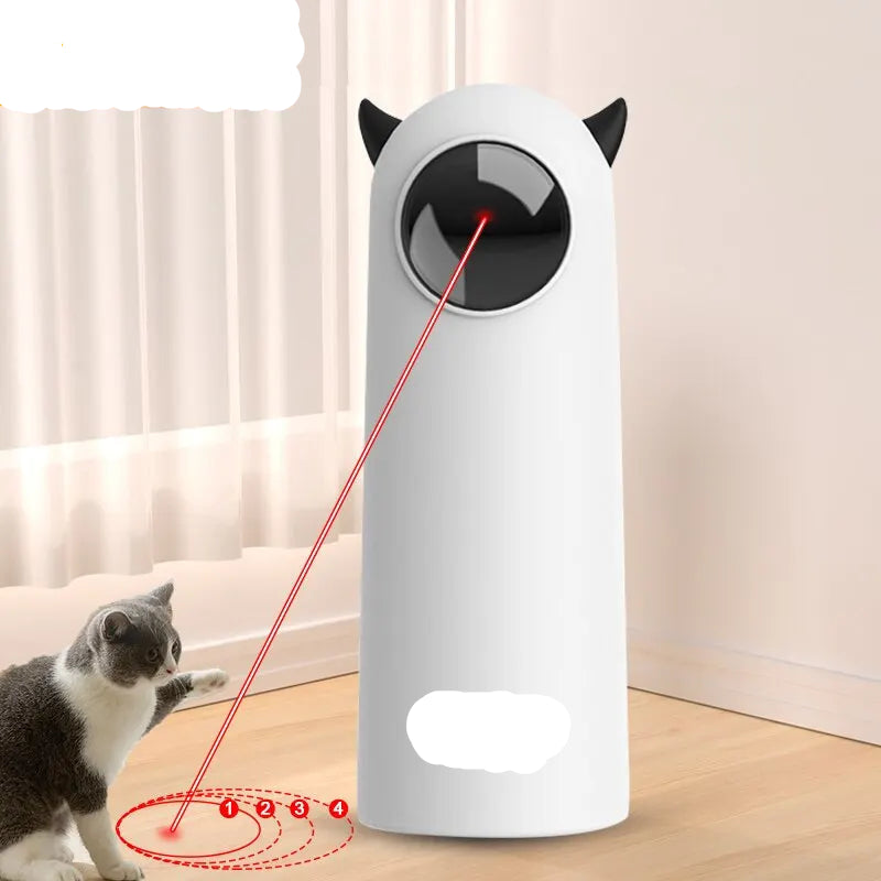 Gato a perseguir o ponto laser do brinquedo automático