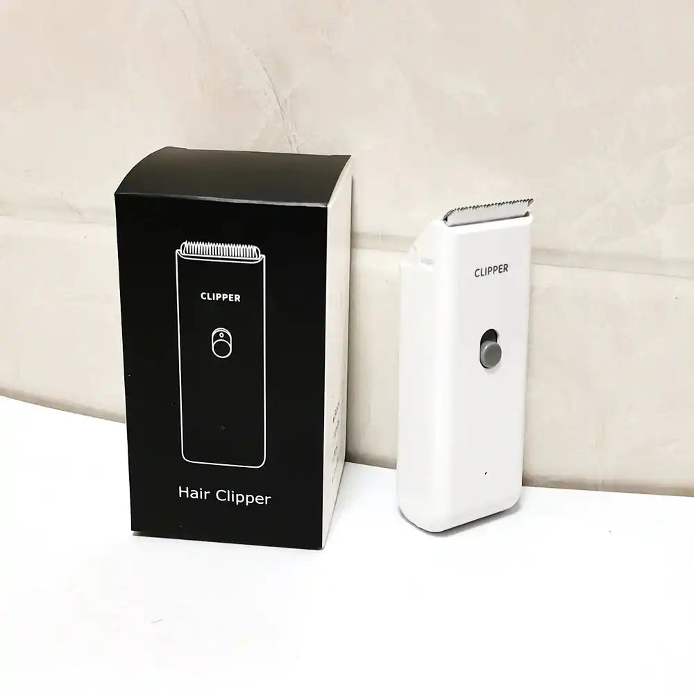 Detalhe do carregador USB da máquina de tosa sem fio para pets